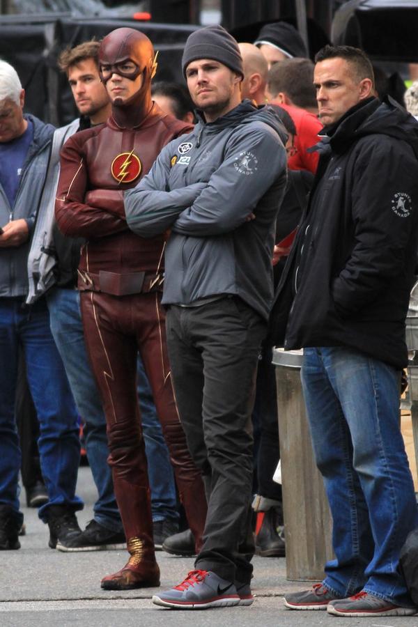 SeriesAddictID's tweet photo. Grant Gustin (The Flash) dan Stephen Amell (Arrow) syuting bareng untuk episode crossover! cc: @CWTheFlashINDO http://t.co/e2deJMTWS8