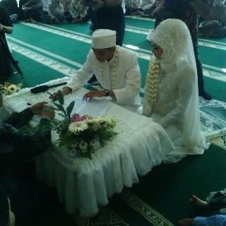 BintangTweet's tweet photo. happy wedding my sister @yukVria! Doa mnyertai. Cc: @JimBrechmans @fredindede @rizki_sugiarta @epylodo @KevinSujarwo http://t.co/FSCReHcO8K
