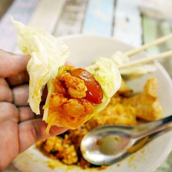 ก๋วยเตี๋ยวน้ำพริกอ่อง แปลกแต่อร่อย ร้านโอกาส อัมพวา bit.ly/1rnOqfk #aroii #รีวิว