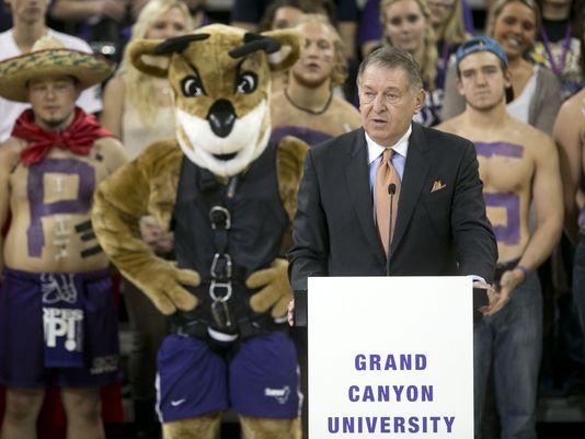 CopyeditorDyer's tweet image. .@ronaldjhansen &amp;amp; video: #JerryColangelo lends name to #GrandCanyonUniversity #GCU biz school azc.cc/1peXYpR
