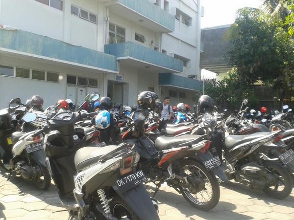 MateksMedia's tweet photo. Parkiran aja rame, yakiin kamu gamau nonton #mateksmedia http://t.co/TkGOXA5nUT