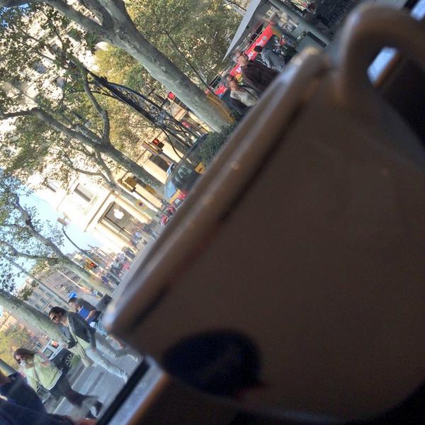jorgedihe's tweet photo. Es irremediable, yo soy mas bien sibaritas y espero así a recoger mi iPhone 6 y mi Plus. 😂😂😂 #iPhone6Day http://t.co/WvBsBpFeCA