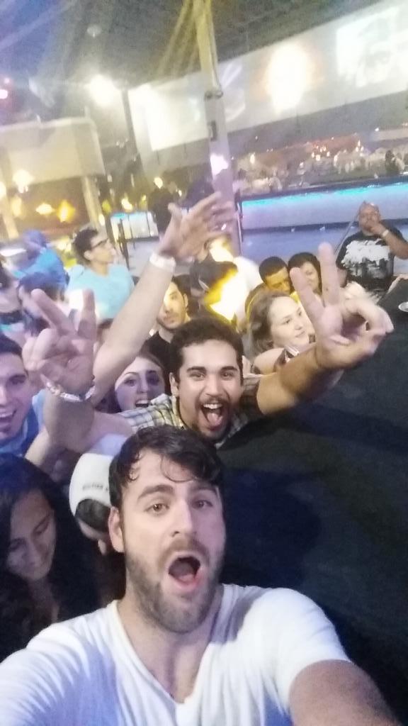 boricuapapiiii's tweet photo. #SelfieLevel @TheChainsmokers http://t.co/6tjALda1D1