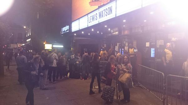 handicapof16's tweet photo. Gig #5 on the @levvis_ tour at SBE London - best crowd ever!!  xXx http://t.co/73O783dtro