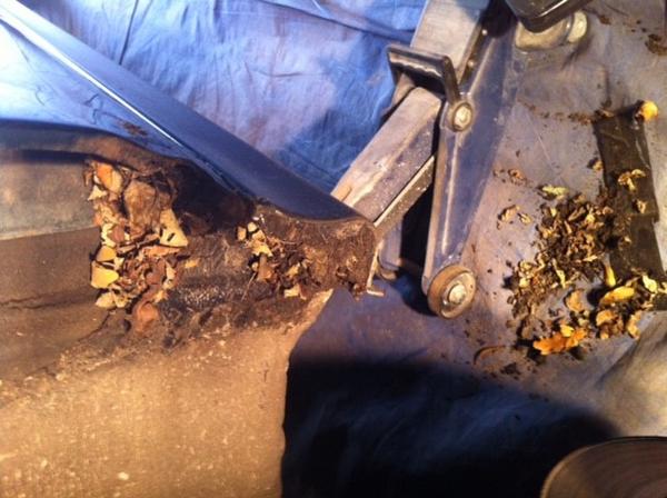 Als #bladeren &amp; #zand onder wielkast ophopen en nat worden kans op #roestvorming, dus maak #wielkasten schoon!