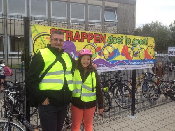 RonnyDecuyper's tweet photo. #strappen doen we samen! :) Helena: "Kom, fiets jij ook maar papa!" En voilร :) http://t.co/fTzqZ3q6H5 http://t.co/J91Y6oW3oc