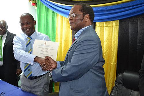 Utiaji saini mkataba wa Utendaji kazi baina ya Mhe. Waziri Prof. Makame M. Mbarawa (Mb) na Wenyeviti wa Bodi