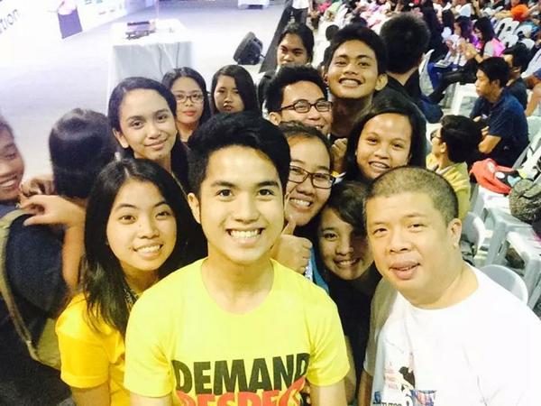 iamkeanoliver's tweet photo. #TechTutor6 A Seminar on how to take a good selfie and groupie haha joke ππ· http://t.co/0YcffFuv8x