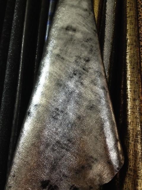 VAROMAPELLAMI's tweet photo. new articles laminated  on suede leather http://t.co/vS9zNBp6Mn