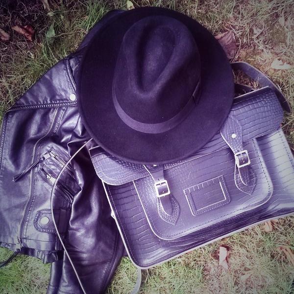 ElsFashionFix's tweet photo. Today's accessories :) Happy Friday fashionistas! #CambridgeSatchel #Batchel #Fedora #FBlogger #FashionBlogger http://t.co/9rlv04r5eG