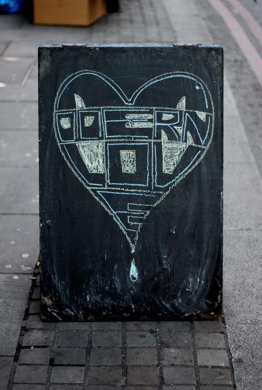 MattTheList's tweet photo. NEW BAR - @MdrnLove1 dive bar w/ @BigAppleHotDogs now open in Old Street http://t.co/bchgD6rKyo