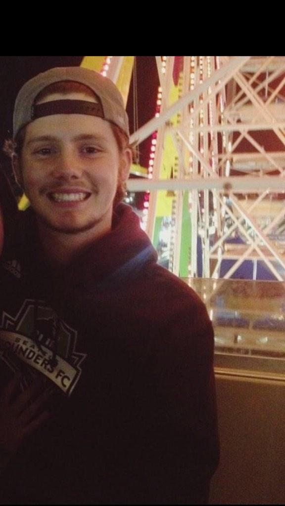 Spence_Guerrero's tweet photo. Happy birthday @JacobPHunter ! 😄🎉🎊🎁 #byebre http://t.co/9RMVgfkUYs