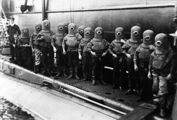 ADegaev's tweet photo. Миньоны! “@RostecRussia: Экипаж подводной лодки в скафандрах, 1908 год.

#фото #новость #интересно #история #ретро http://t.co/zEMEI9150I”