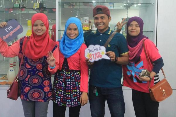 Ikhwanulshafiq's tweet photo. Photo of the day. Done bowling with @Srikandi_UTHM jyeahh. With @tieraidros @arifah_aqira haha. #FitUTHM #FitMalaysia http://t.co/E7wE1H1owB