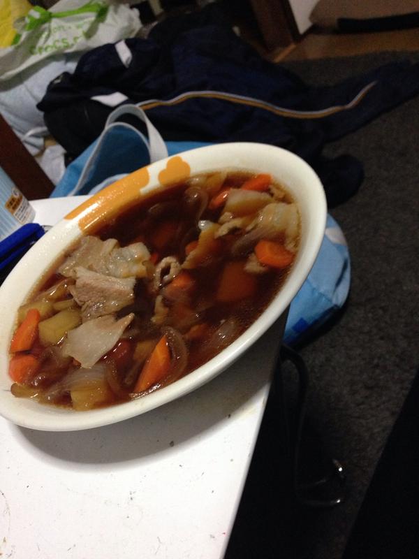 今日はちゃんとした肉じゃが作りましたよ。
めんつゆで煮るだけ簡単です。
ただ、汁が多すぎた。
