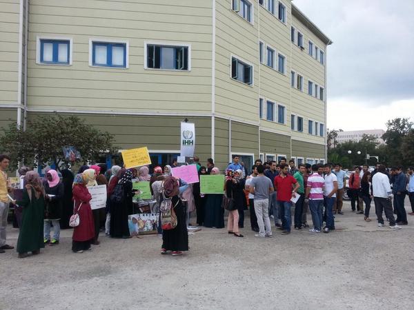 uniaksamsun's tweet photo. 4 gün boyunca Üniak Samsun olarak İHH Standını solculara karşı koruduk. Katılan tüm arkadaşlara teşekkür ederiz. http://t.co/CmdOvEsgZ6