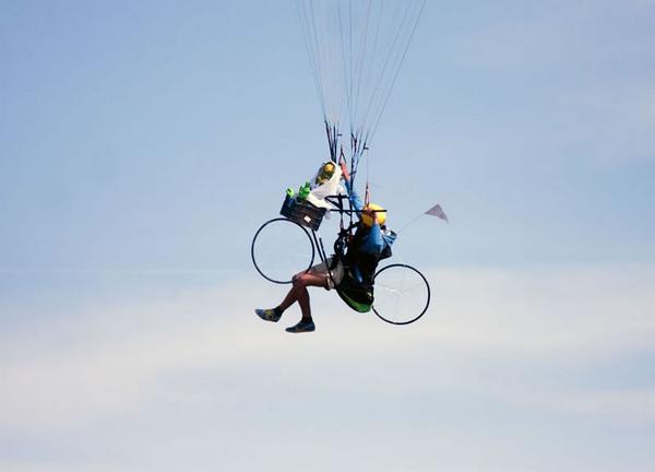 parapentenet's tweet photo. Fotos del Carnaval Aéreo de Sopelana #parapente   http://t.co/hX8K5kWeGk http://t.co/z45OP5BCnS