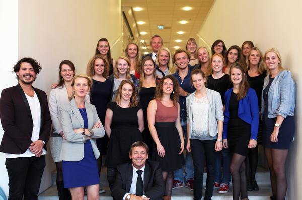 De eerste wijkverpleeghulpen kregen gisteravond hun Academile diploma uitgereikt door <a href="/ericvanderburg/">Eric van der Burg</a>! #trots