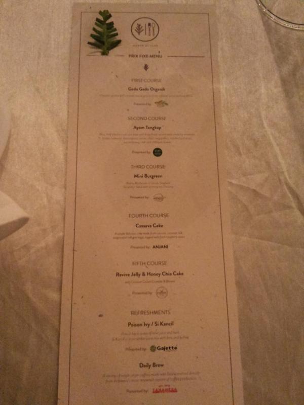 HiddenParkID's tweet photo. Dlm mkn mlm #MakanDiLuar, makanan yg disajikan oleh vendor2 pangan lokal. Check the menu :) http://t.co/0Dj9dTWZPh