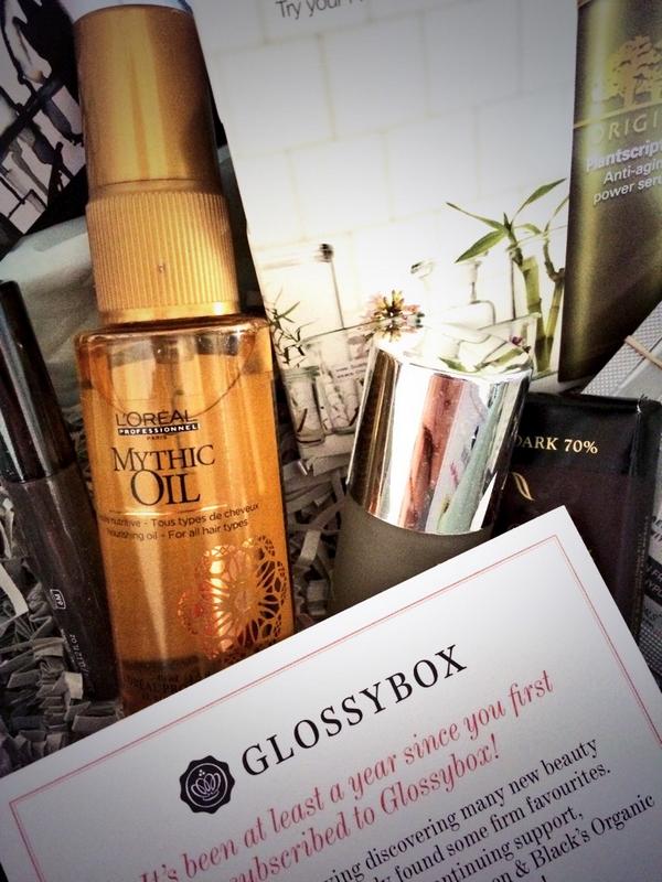 MakeupbyMikey's tweet image. Loving this months @GlossyboxUK !! Especially #MoreBrows from @ModelCo !! 💅💄💋 #glossybox