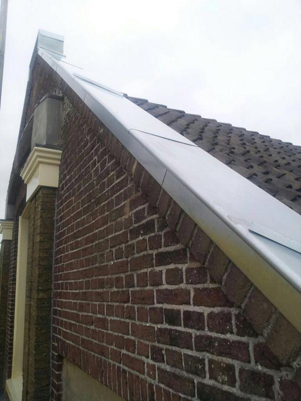 Authentiek lood-, en zinkwerk langs gevel historisch pand Hoofdstraat #Leiderdorp gemaakt