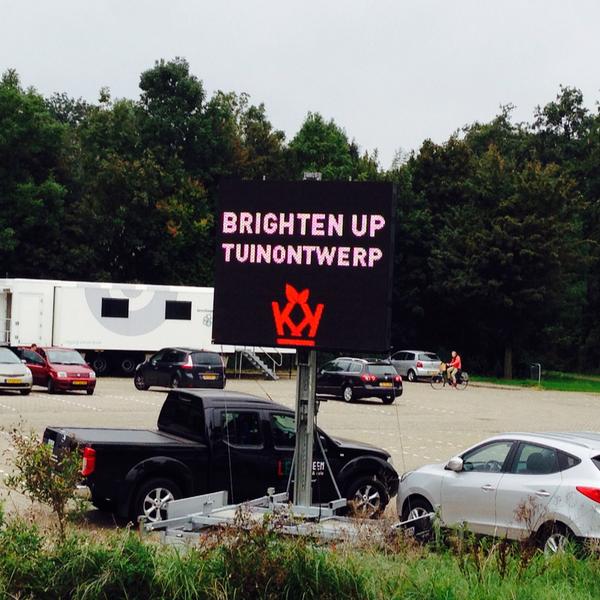 _koningspark's tweet image. De laatste voorbereidingen voor de parkpicknick worden gedaan. #burendag met dank aan oa #ledscreen4rent&amp;amp;sale