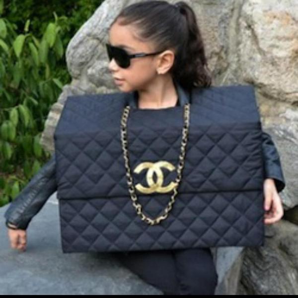 Khaledathoughts's tweet photo. شكلج لما تبين كل الناس تشوف  جنطتج اليديدة الغالية 😂 http://t.co/Ztcyifr6hI