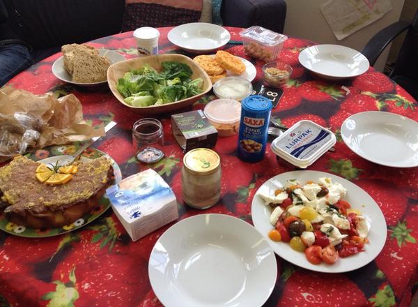 LplFoodPpl's tweet image. Our "everyone contributes" office Friday lunch. #sharedlunch