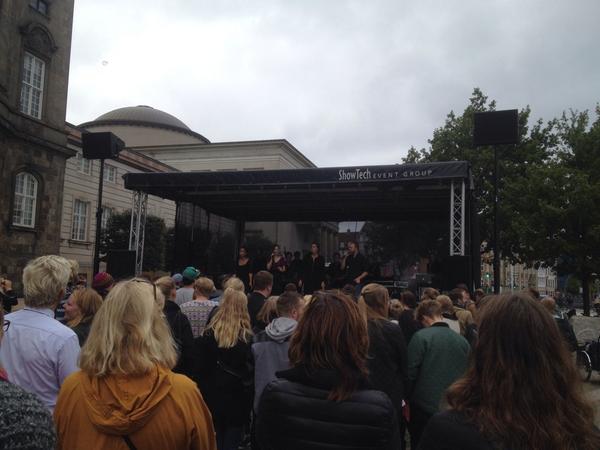 benji2804's tweet photo. Hører dejlig musik fra zahle bigband #læreruddannelsen #skole200 #christiansborgsslotsplads http://t.co/A4xqNlIdru
