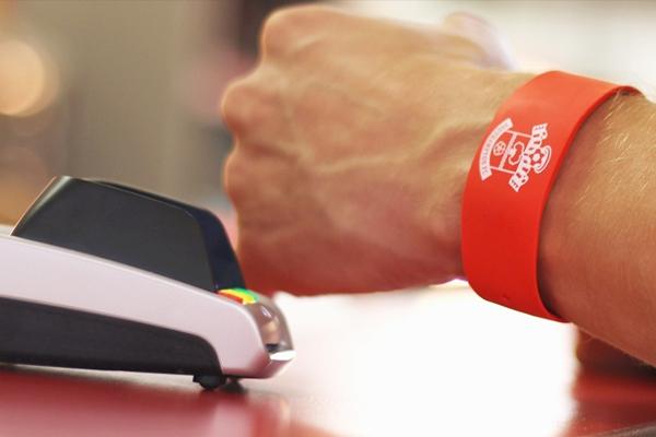 mkt_esportivo's tweet photo. bPay: a pulseira do Southampton que evita filas, paga ingressos e funciona como cartão. http://t.co/xBsvR81gmU  | http://t.co/Hz9zQvkcsl
