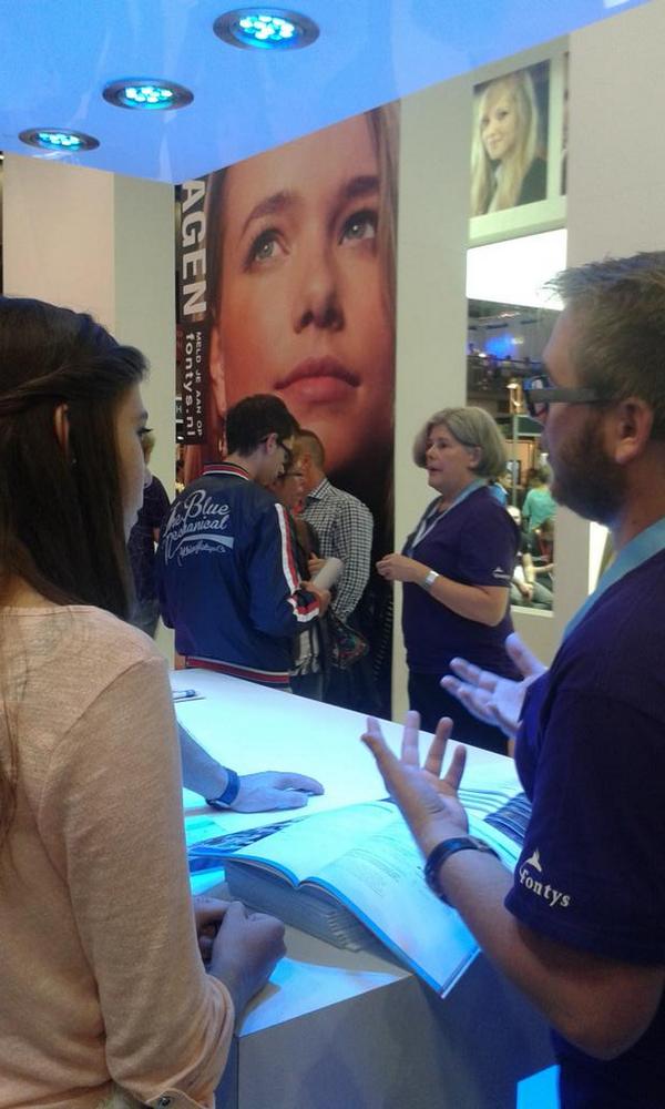 Het is lekker druk op de #onderwijsbeurs en onze studenten zijn super aan het voorlichten!