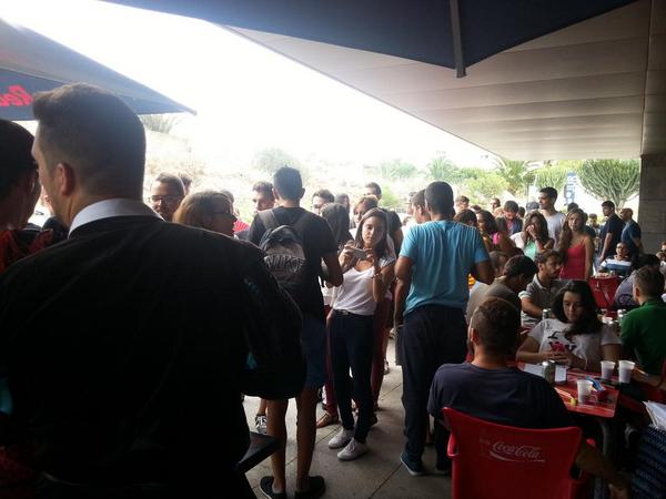 TunaGranCanaria's tweet photo. La cafetería de Ciencias Jurídicas ha completado en aforo...pero aún queda cerveza y sangría! http://t.co/kRIj7J9V2J