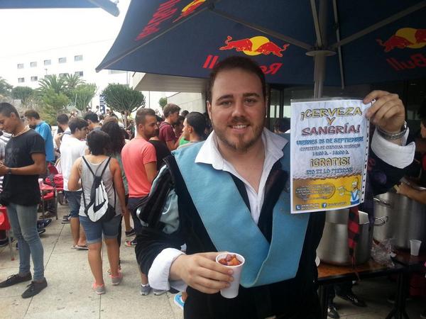 TunaGranCanaria's tweet photo. @ObelixTuna se nos ha caído en la Marmita de la Sangría y no para de llegar gente! Aupa Tuna! http://t.co/yIDkUZxUQU
