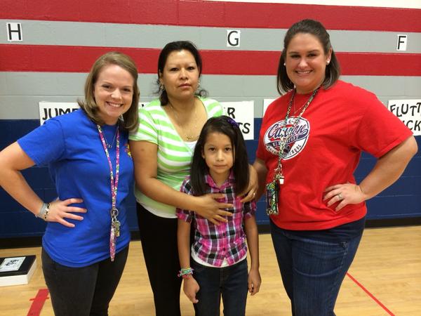3rdDualSTEM's tweet photo. Tan orgullosas de nuestra primera estudiante eligida en el pasillo de la fama de los Ositos de Cannon #cancubs http://t.co/hcNq27k3gv