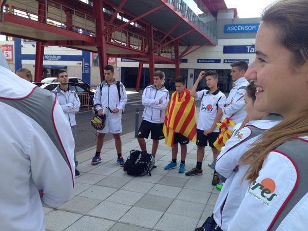 Els nostres joves es reuneixen abans de començar la “lluita” al #CtoEspSSAAMenores !! Molta Sort !! #YesWeCAT #padel