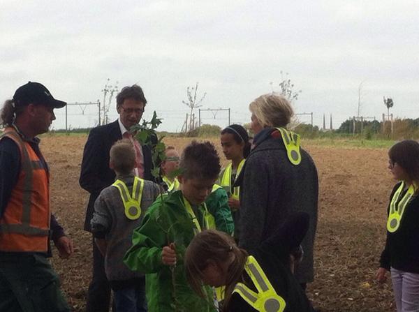 Scholieren #fietsenvoorbomen planten 300 bomen op 2 locaties <a href="/sittard/">Sittard</a>-geleen bespaart 6000 kg CO2 = 30000 autokm