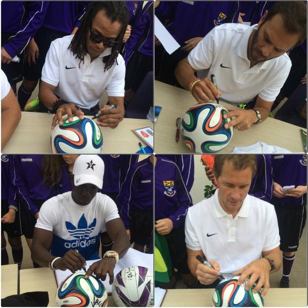 IT_League's tweet photo. Звезды мирового футбола - Йенс Леманн, Эдгар Давидс, Патрик Бергер и Дуайт Йорк подписали мяч для Лиги IT по футболу! http://t.co/PZSL85sg2m