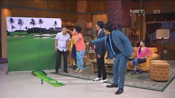 mdtvindonesia's tweet photo. Kan gagal lagi kan Mang Saswi, main golf indoor masa kayak begitu? hahahha #IniTalkshowNETAdvan3 @advan_id http://t.co/O8iE6HnLVf