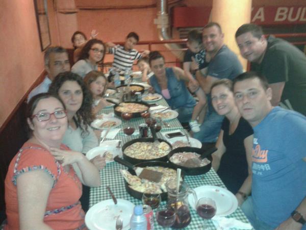 ToniCarrilloR's tweet photo. Foto de familia @ToniCarrilloR @mikicarrillo @mcarrillomoll . No todo es futbol.  Disfrutando. Siempre eterna. #mami http://t.co/lQcz9TVwx1