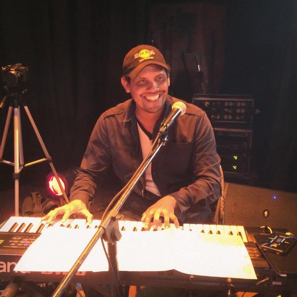 anytovar's tweet photo. @luis_enriqueb Autor intelectual del super concierto #EnPrimeraFila éxito total!!! #YoApoyoAlArtistaNacional #Taooo http://t.co/choJAkKAdy