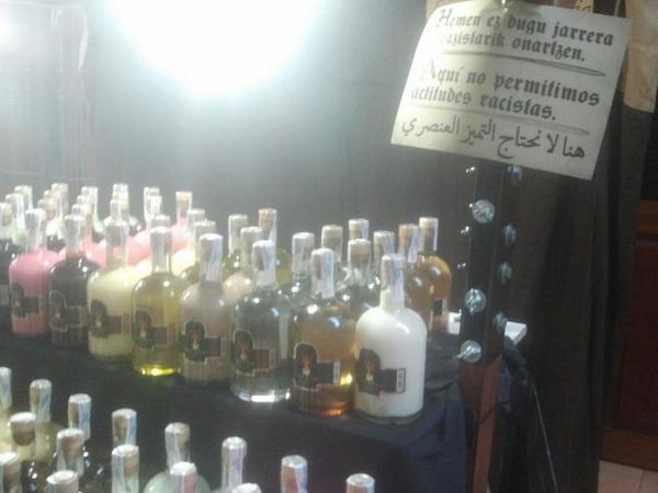 urtarancarapan's tweet photo. En el mercado medieval también contra el racismo @JavierMaroto @PPVitoria @elcorreo_alava @NoticiasdeAlava http://t.co/sIKyA8RP0a