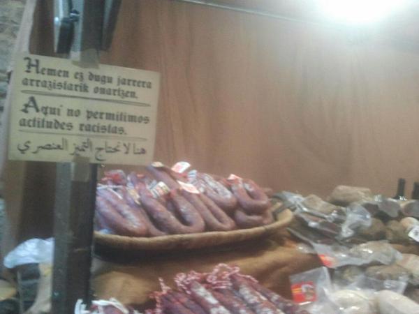urtarancarapan's tweet photo. En el mercado medieval también contra el racismo @JavierMaroto @PPVitoria @elcorreo_alava @NoticiasdeAlava http://t.co/sIKyA8RP0a