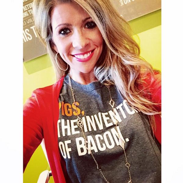 FoodandSwine1's tweet photo. Adorable! RT "@kyleedeniz: Rockin' the #realpigfarming tshirt today! #baconthanks #TGIF #felfie #agproud #agencylife http://t.co/0FNlxeBz9U"