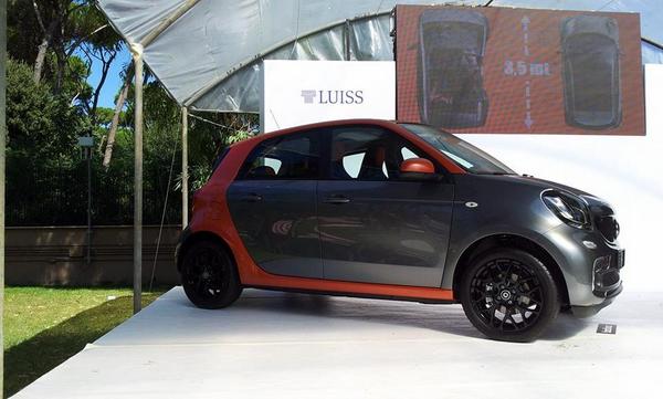 notafashionblog's tweet photo. Anteprima italiana della nuova Smart Forfour! #smartforfour #mercedesbenz #smart4future @MercedesBenz_IT @johannephi http://t.co/UvHGjayIot