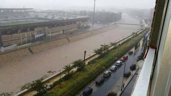 SER_Murcia's tweet photo. Importante tromba de agua en Cartagena, con 14 L/m2 en una hora. Asi corre el agua por la Rambla de Benipila http://t.co/vgJSqbYMgb