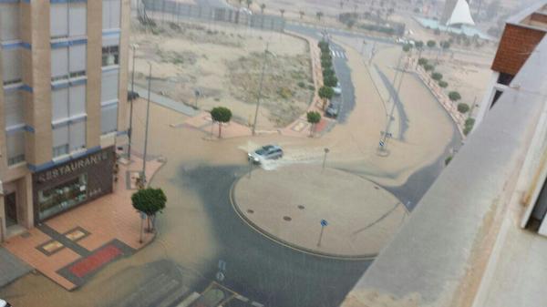SER_Murcia's tweet photo. Importante tromba de agua en Cartagena, con 14 L/m2 en una hora. Asi corre el agua por la Rambla de Benipila http://t.co/vgJSqbYMgb