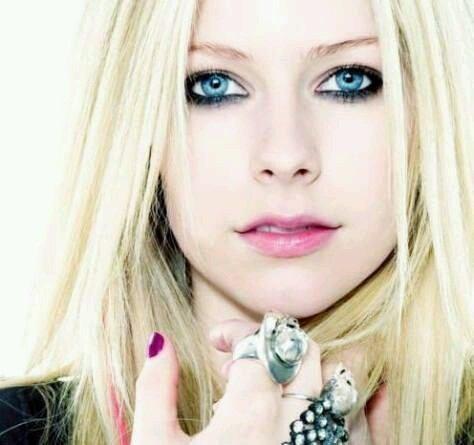 HAPPY BIRTHDAY  AVRIL LAVIGNE 