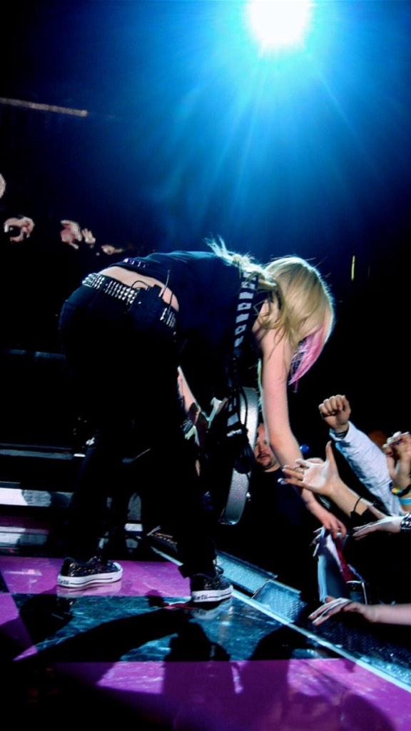 Happy 30th Birthday to the most beautiful singer with the most beautiful voice ever, Avril Lavigne. I love you  