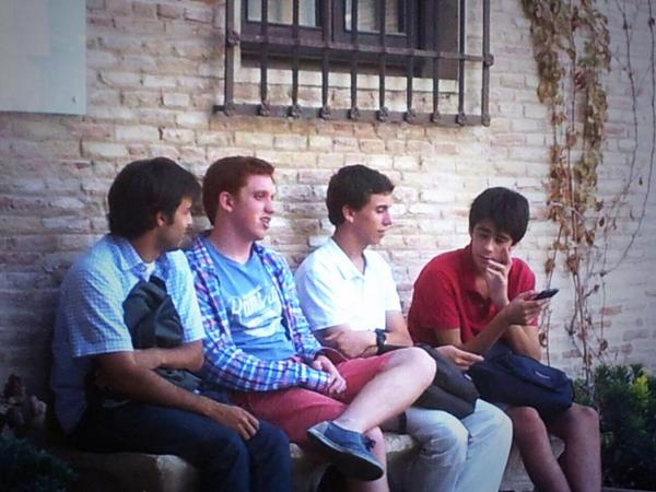 daumarclub's tweet photo. Socios de #Daumar están ayudando para que mañana salga todo redondo en la #BeatificacionDonAlvaro @alvaro14_org http://t.co/pfaVnSzsRj