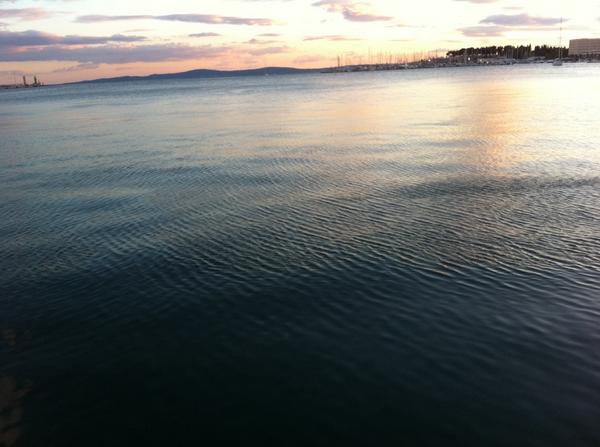 krazybishhh's tweet photo. The blue Sea AND coton Candy Sunset !! #howmagical http://t.co/iGwiv9BC6n